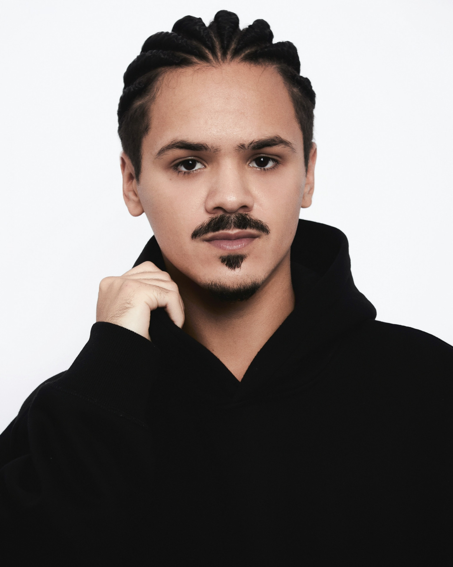 Lucas Righi celebra estreia em novela das 21h e repercussão nas redes - Divulgação/Balbino