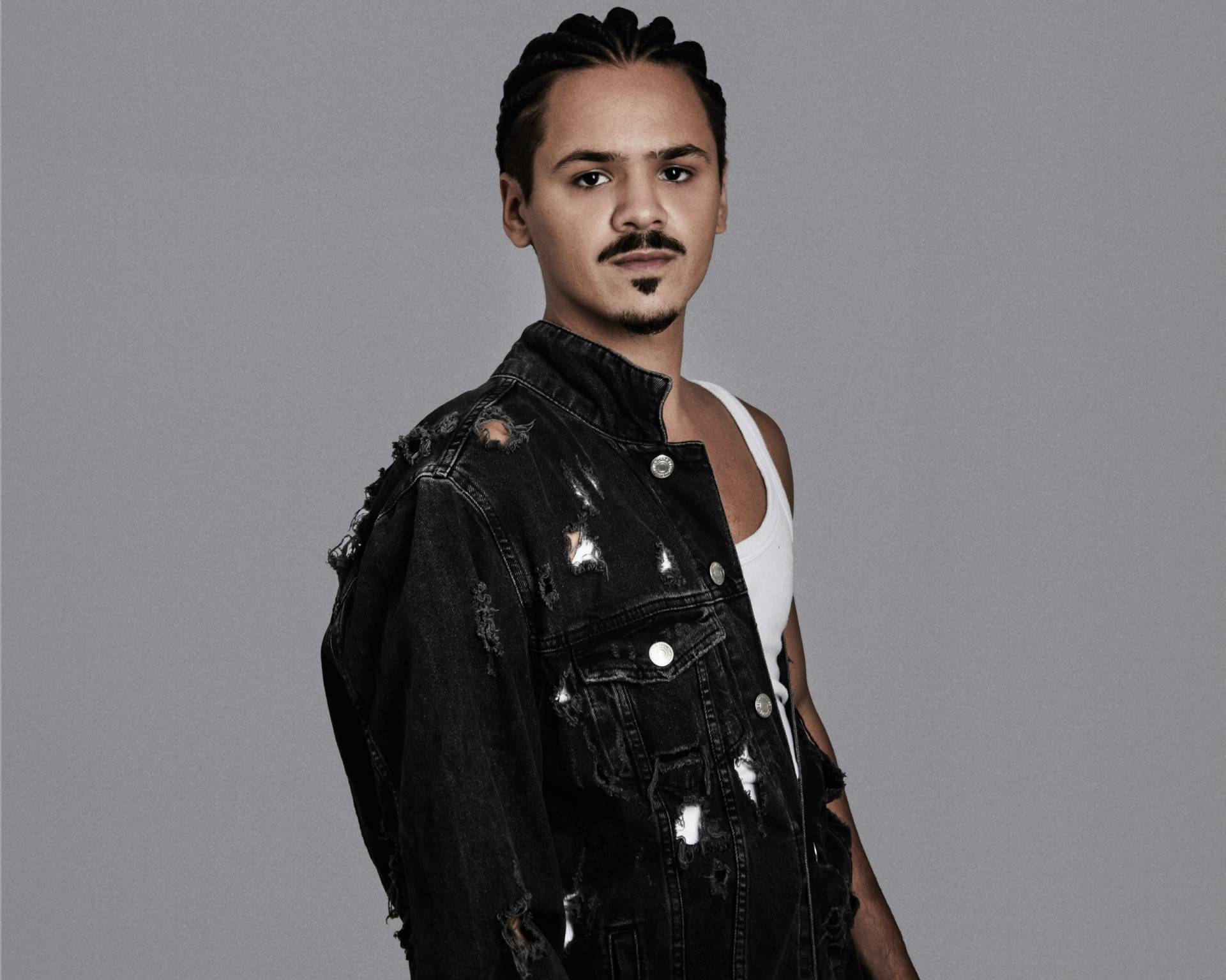 Lucas Righi celebra estreia em novela das 21h e repercussão nas redes - Divulgação/Balbino