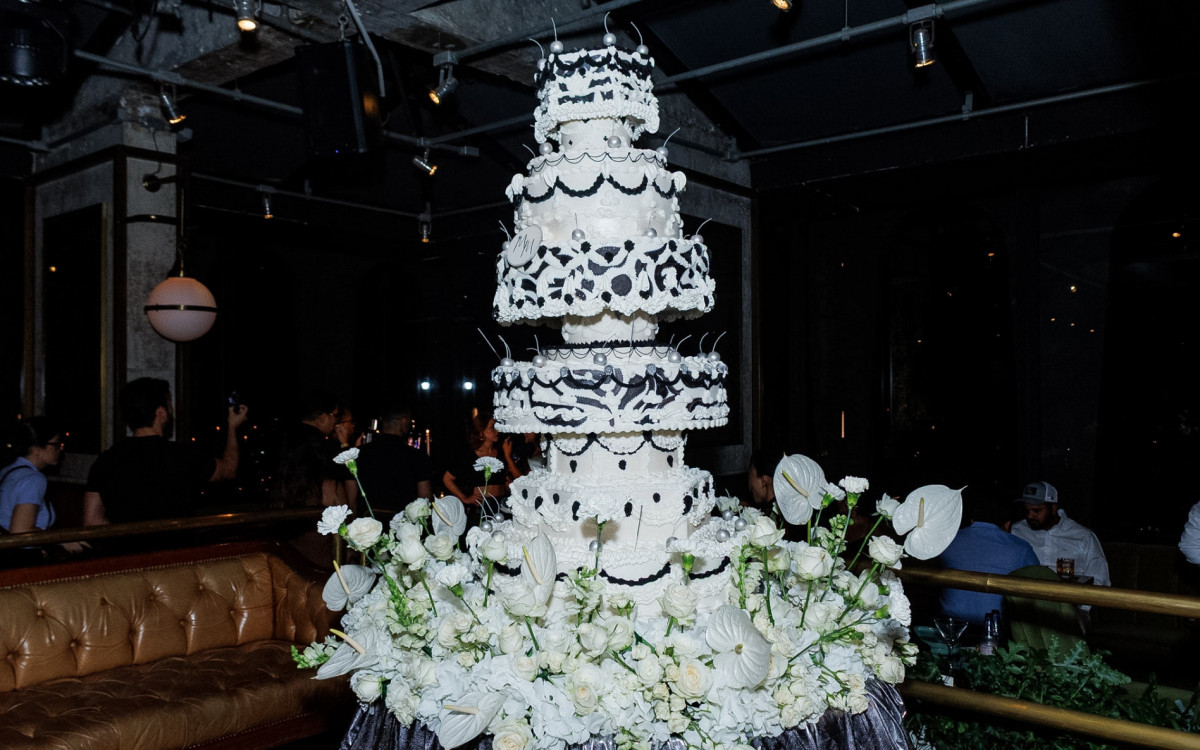 Mileide Mihaile reúne convidados em jantar para celebrar 37 anos