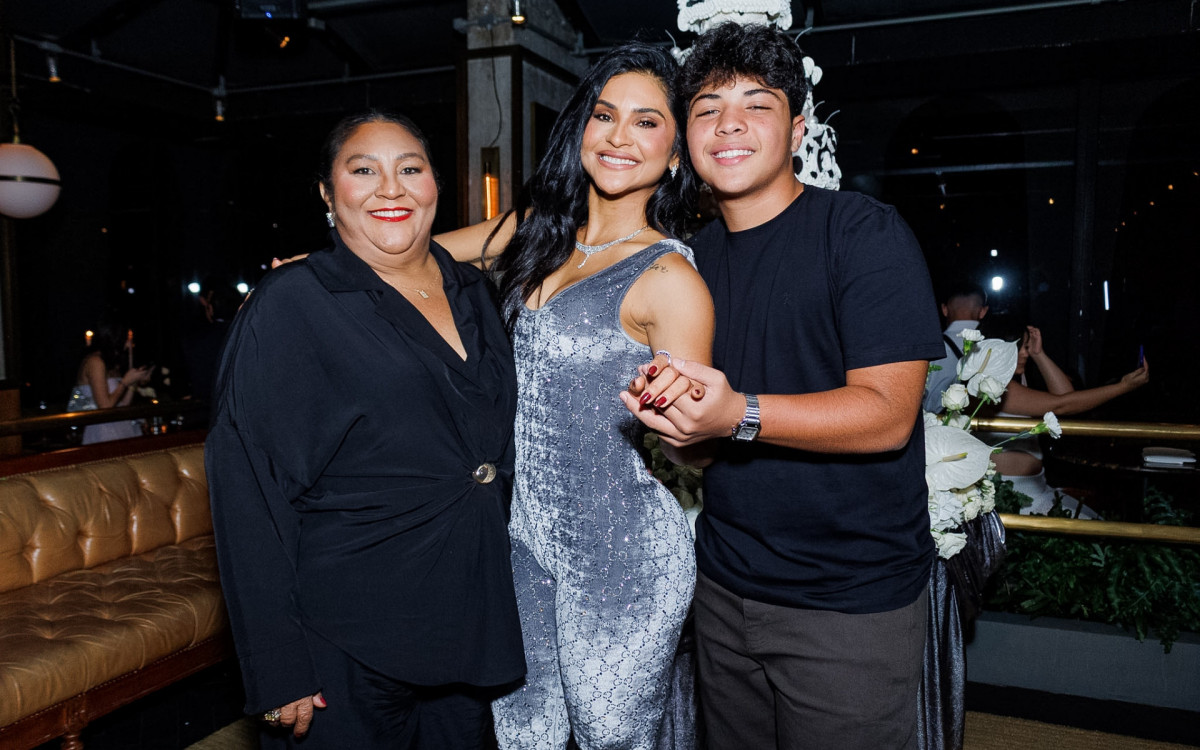 Mileide Mihaile reúne convidados em jantar para celebrar 37 anos