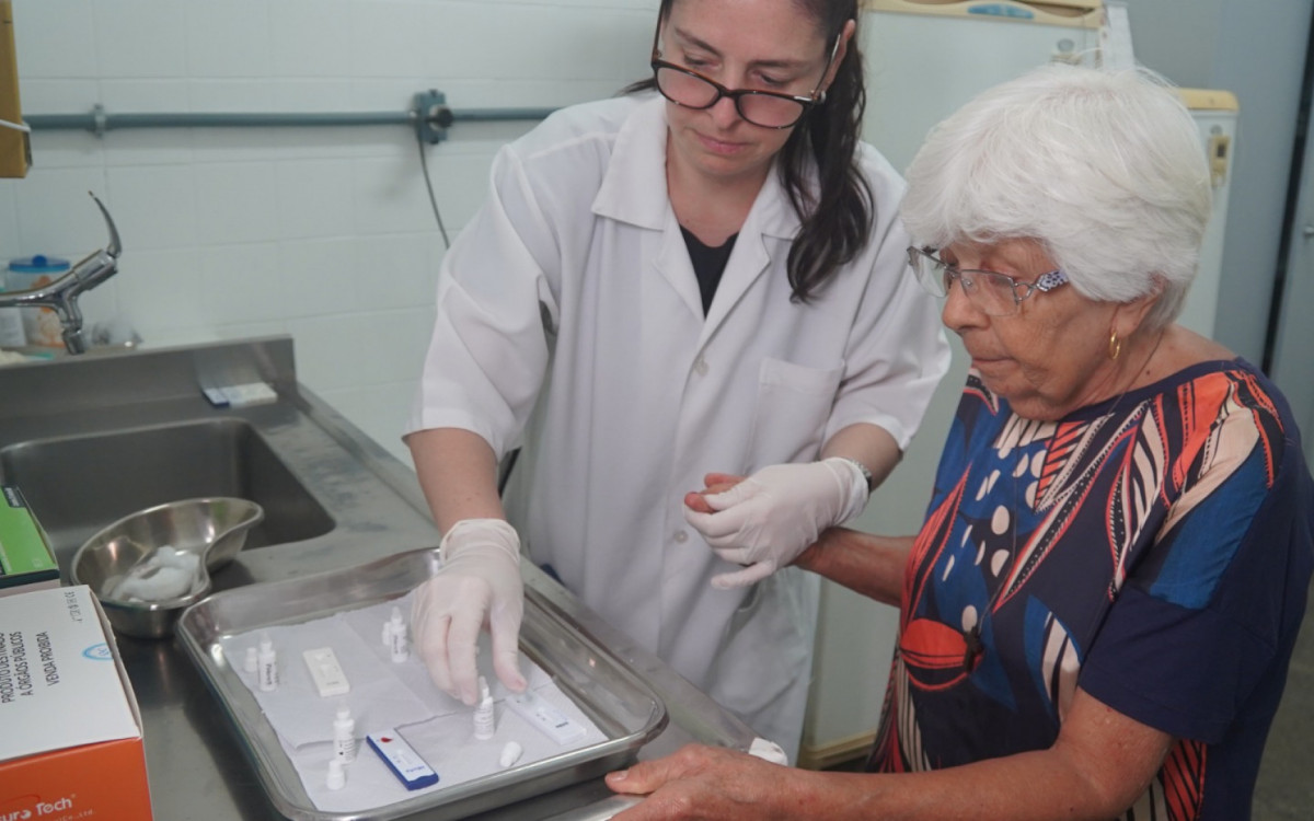 Maria do Nascimento está em dia com as doses da vacina contra hepatite
