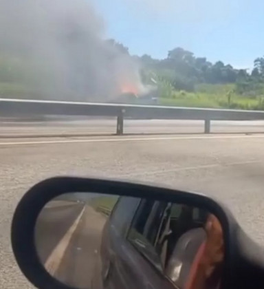 Veículo pega fogo na Via Lagos, no sentido Iguaba Grande