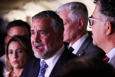 Base do governo pede indiciamento de Bolsonaro na CPMI do INSS