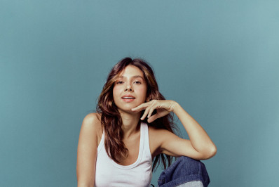 Júlia Portes vive mulher de físico nuclear em 'Emergência Radioativa'