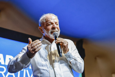 Lula reage após ser chamado de 'Opala velho' por Flávio Bolsonaro: 'Pai dele que está em desmanche'