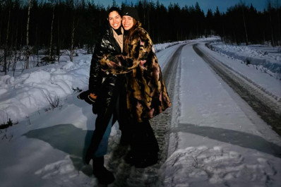 Anitta e Bela Gil surgem sob aurora boreal na Finlândia