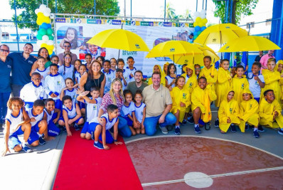 Alunos de Meriti recebem kit chuva e peças de inverno com novos uniformes