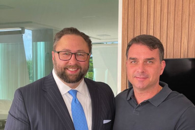 Conselheiro de Trump publica foto com Flávio Bolsonaro: 'Próximo presidente'