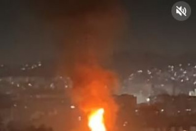 Incêndio em terreno baldio assusta moradores no Complexo do Lins