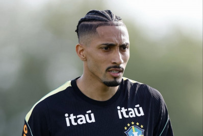 Cortado da Seleção, Raphinha inicia tratamento de lesão no Brasil