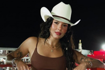 Cantora Ana Castela se diverte em rodeio