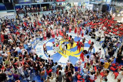 Vila Isabel abre celebrações pelos 80 anos com feijoada e encontro de campeãs