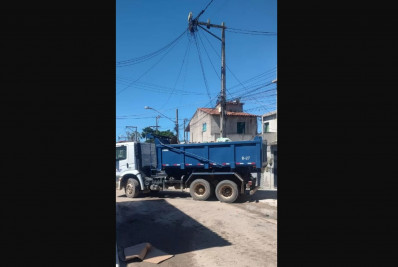 Mais de 50 toneladas de lixo já foram retiradas de casa em Cabo Frio