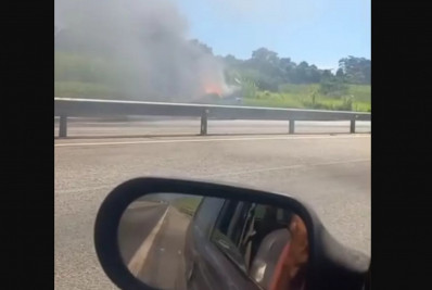 Veículo pega fogo na Via Lagos, no sentido Iguaba Grande