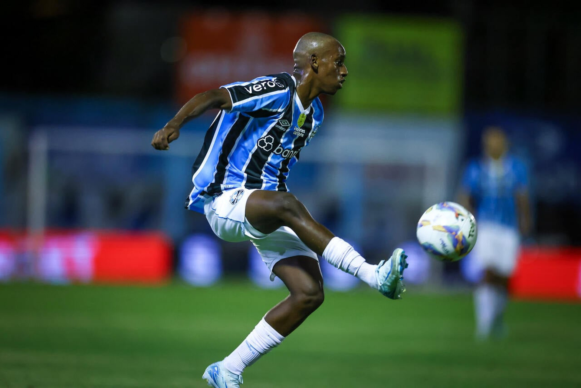 Gabriel Mec ganha espa&ccedil;o no Gr&ecirc;mio e atrai interesse do futebol europeu