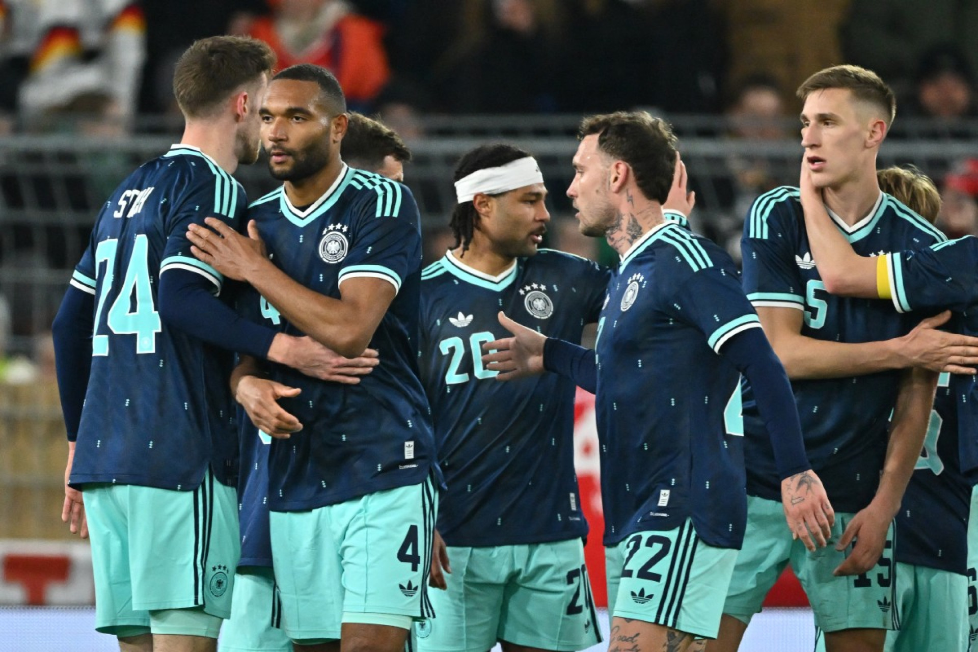 Alemanha vence a Suíça em jogo de sete gols; Inglaterra empata com o Uruguai