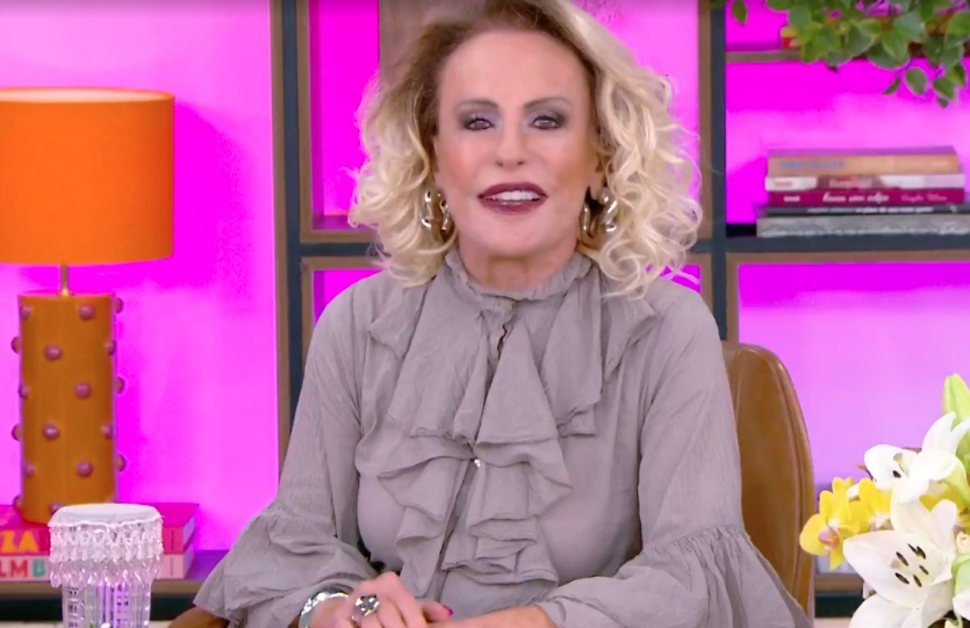Ana Maria Braga usa maquiagem em tons de roxo - Reprodução de vídeo / TV Globo