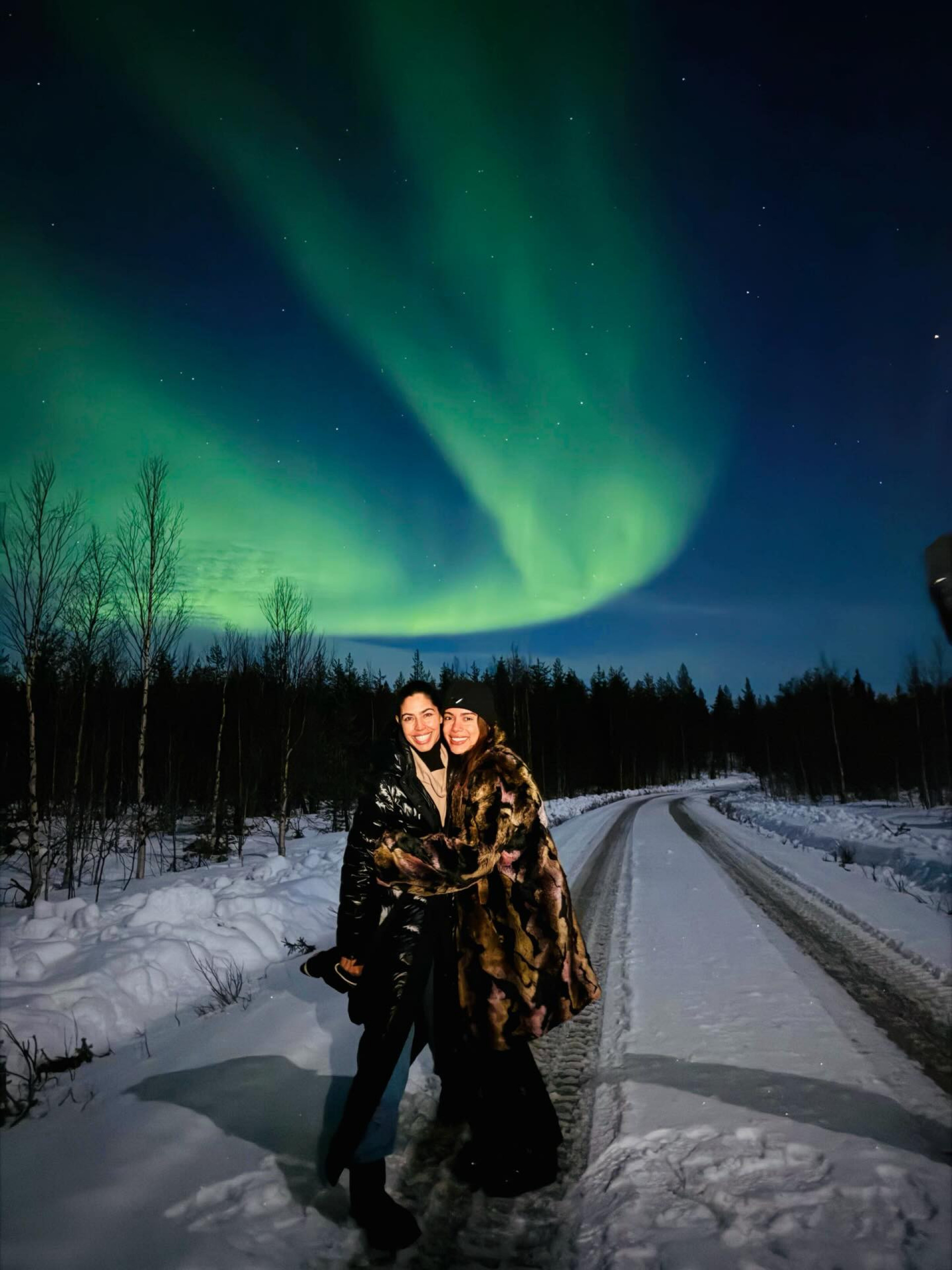 Anitta e Bela Gil surgem sob aurora boreal na Finlândia
