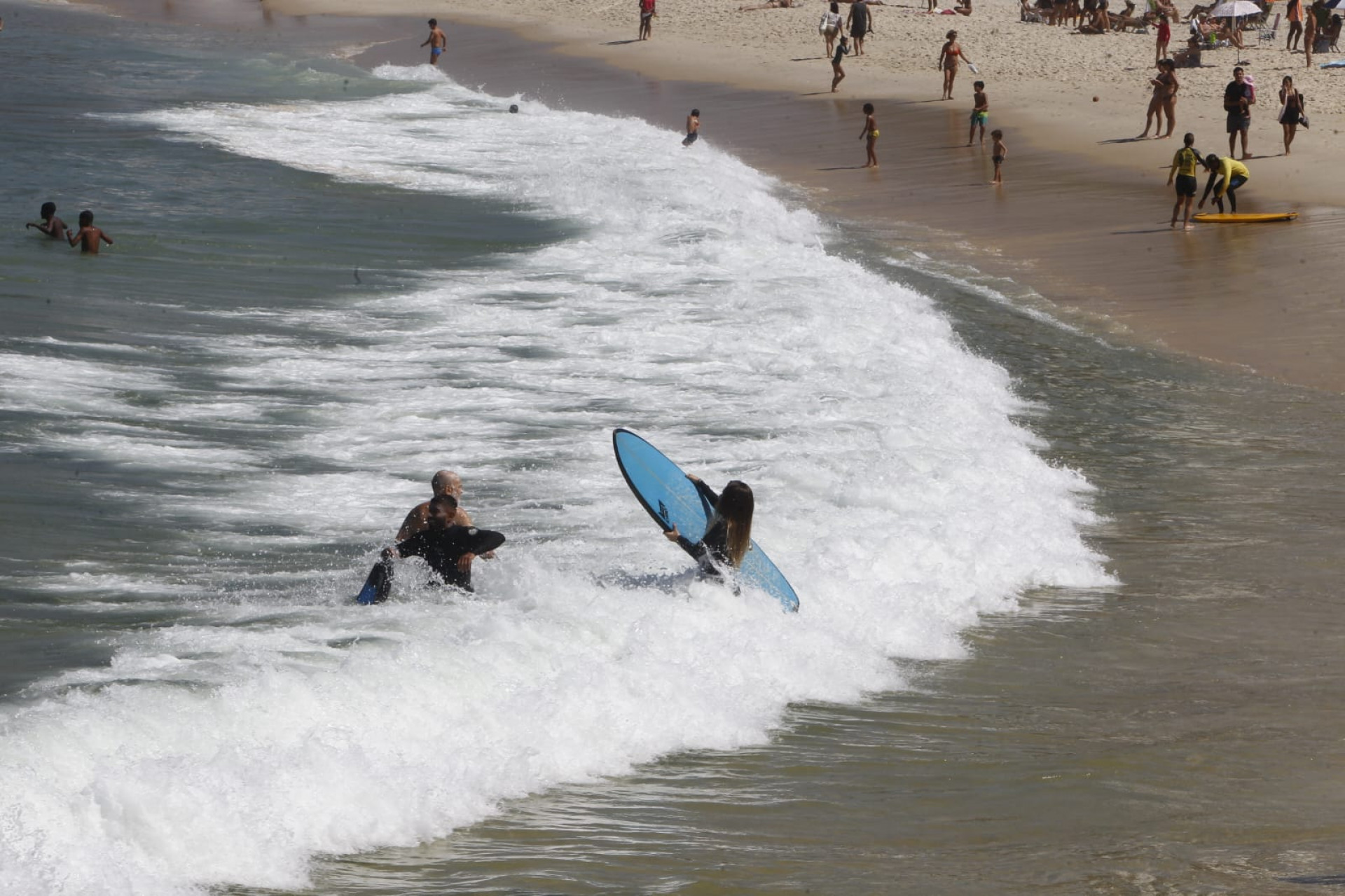 Cariocas e turistas aproveitaram Praia do Arpoador, na Zona Sul, nesta sexta-feira (27) - Reginaldo Pimenta / Agência O Dia