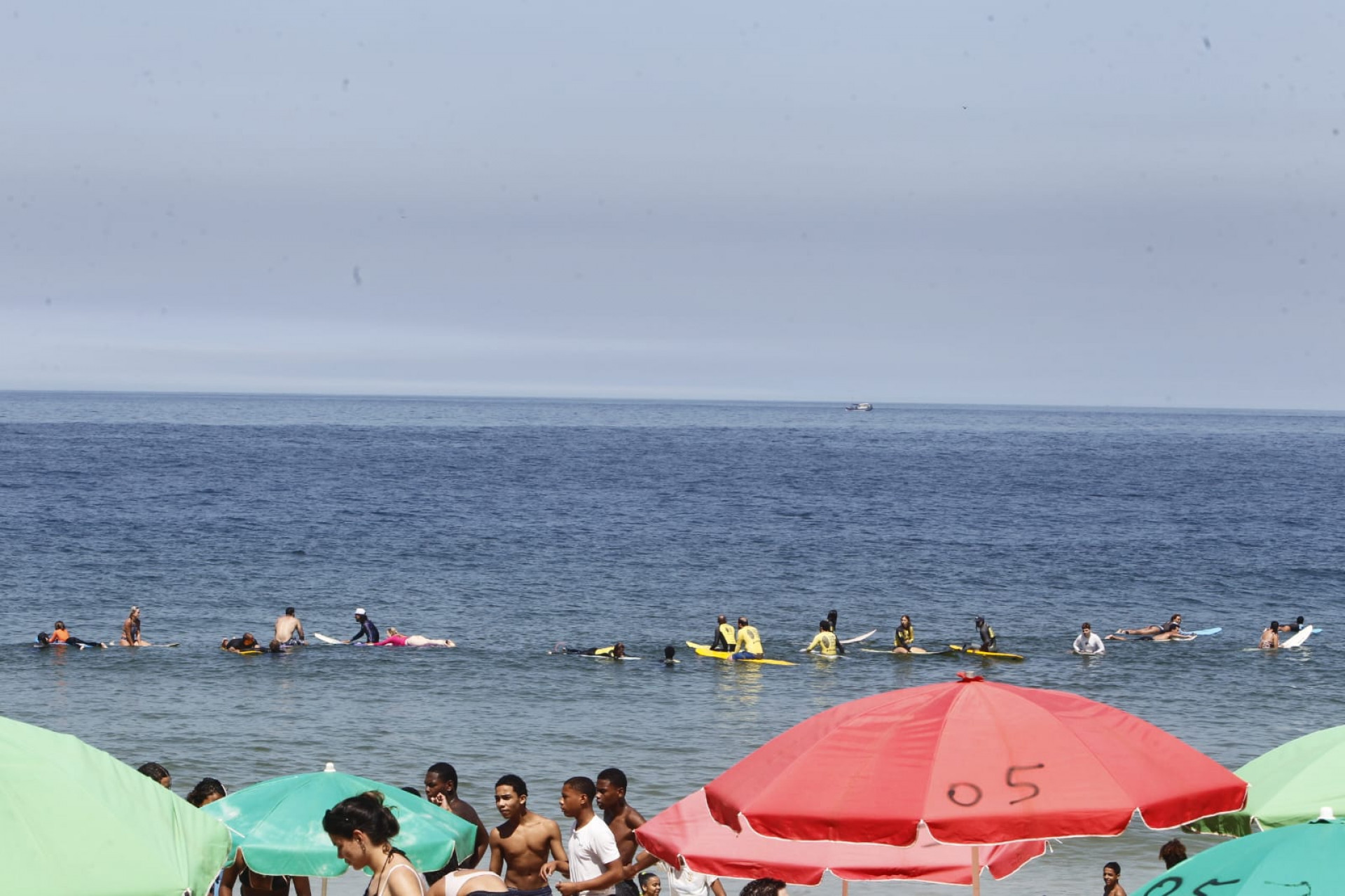 Cariocas e turistas aproveitaram Praia do Arpoador, na Zona Sul, nesta sexta-feira (27) - Reginaldo Pimenta / Agência O Dia