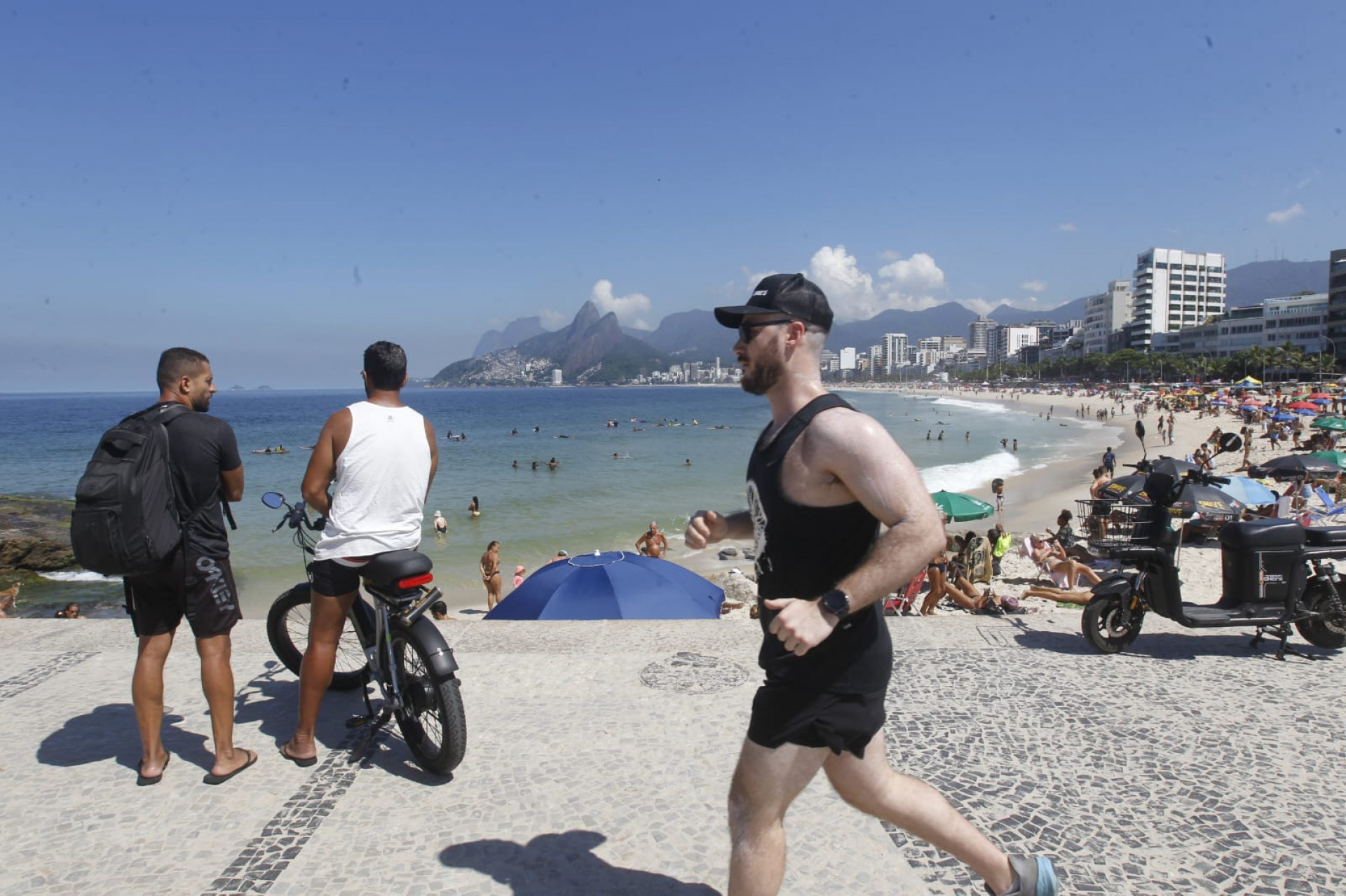 Cariocas e turistas aproveitaram Praia do Arpoador, na Zona Sul, nesta sexta-feira (27) - Reginaldo Pimenta / Agência O Dia