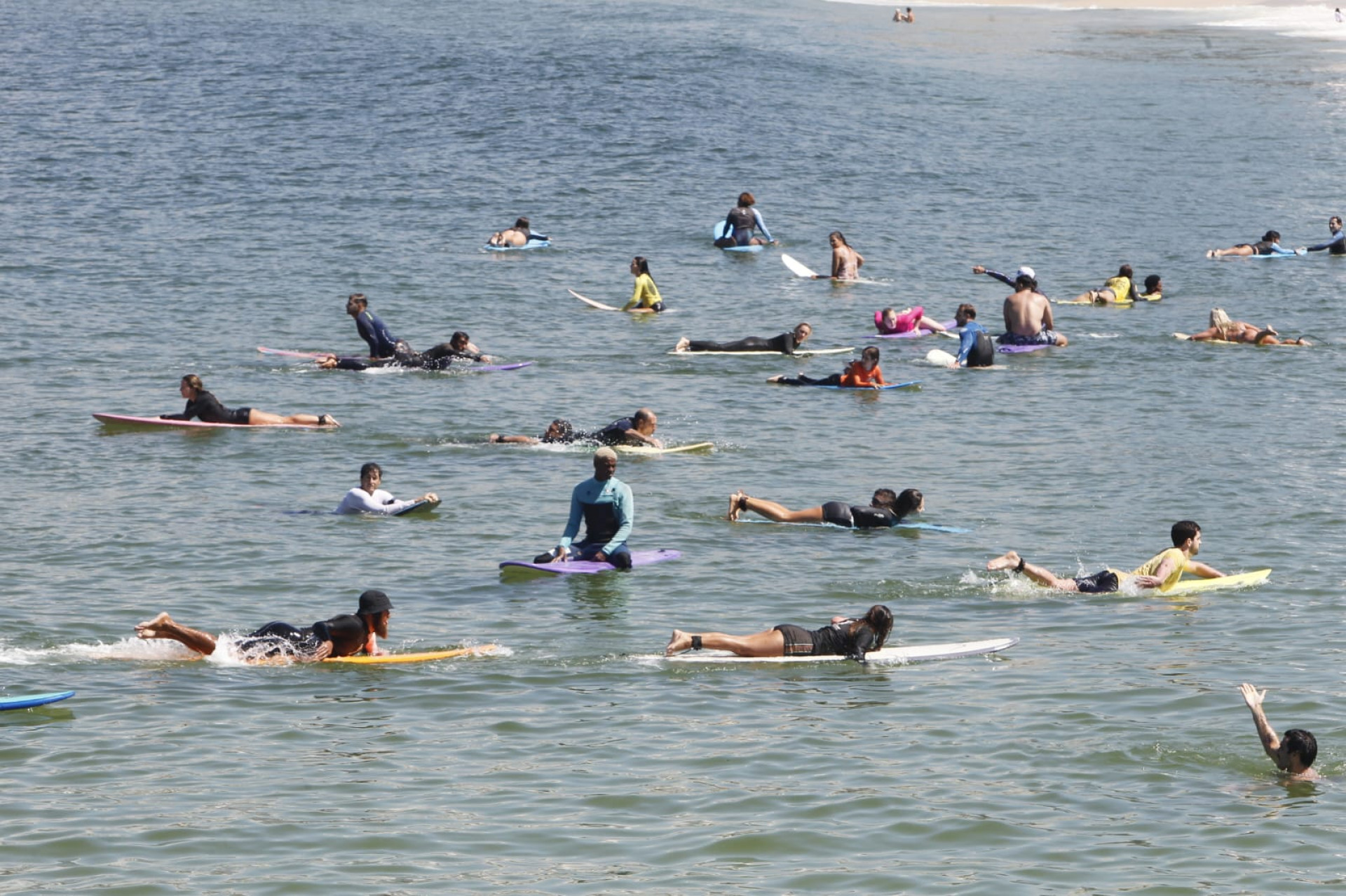 Cariocas e turistas aproveitaram Praia do Arpoador, na Zona Sul, nesta sexta-feira (27) - Reginaldo Pimenta / Agência O Dia