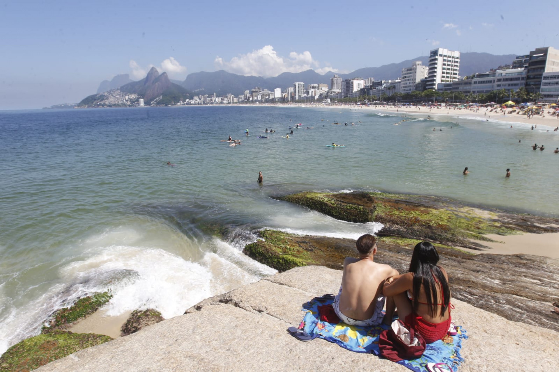 Cariocas e turistas aproveitaram Praia do Arpoador, na Zona Sul, nesta sexta-feira (27) - Reginaldo Pimenta / Agência O Dia