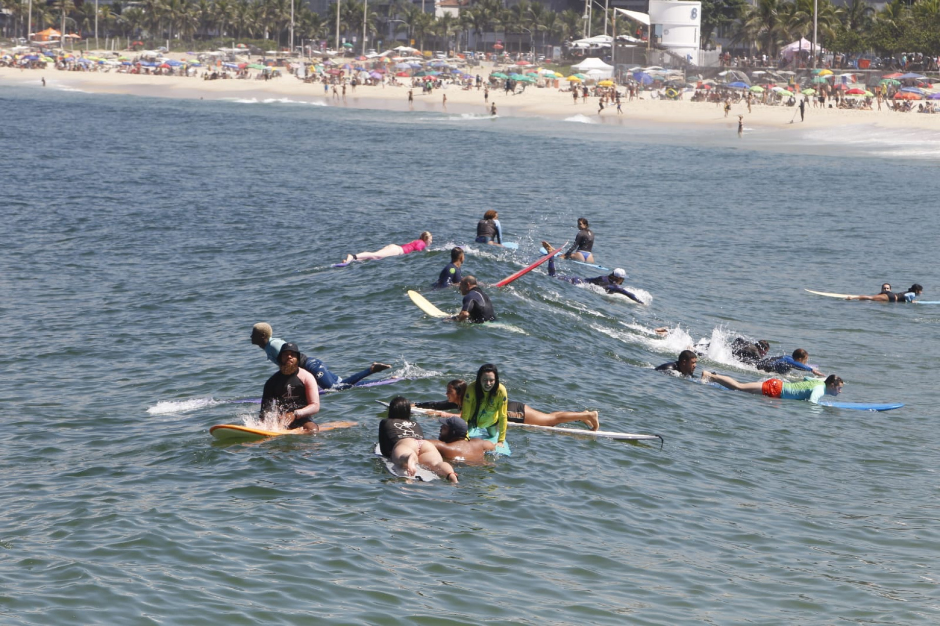 Cariocas e turistas aproveitaram Praia do Arpoador, na Zona Sul, nesta sexta-feira (27) - Reginaldo Pimenta / Agência O Dia
