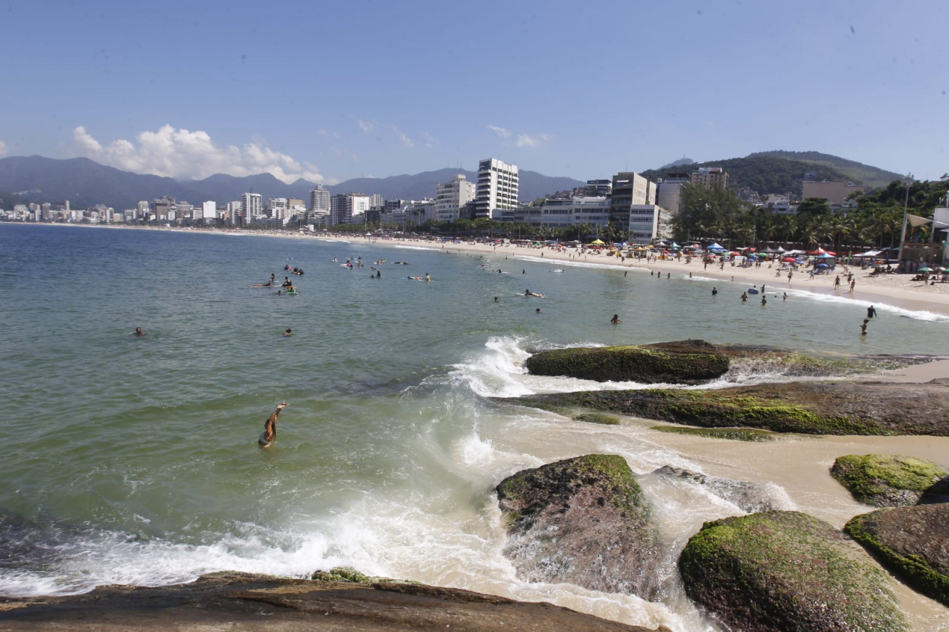 Cariocas e turistas aproveitaram Praia do Arpoador, na Zona Sul, nesta sexta-feira (27) - Reginaldo Pimenta / Agência O Dia