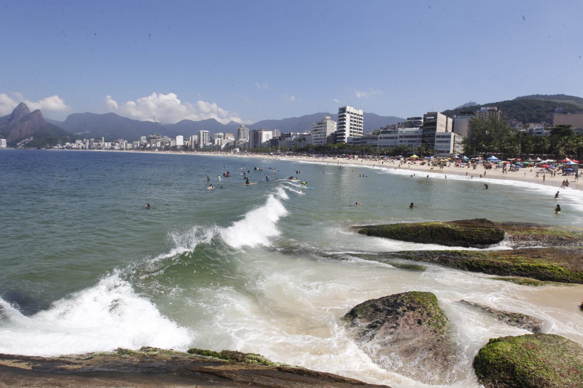 Cariocas e turistas aproveitaram Praia do Arpoador, na Zona Sul, nesta sexta-feira (27) - Reginaldo Pimenta / Agência O Dia