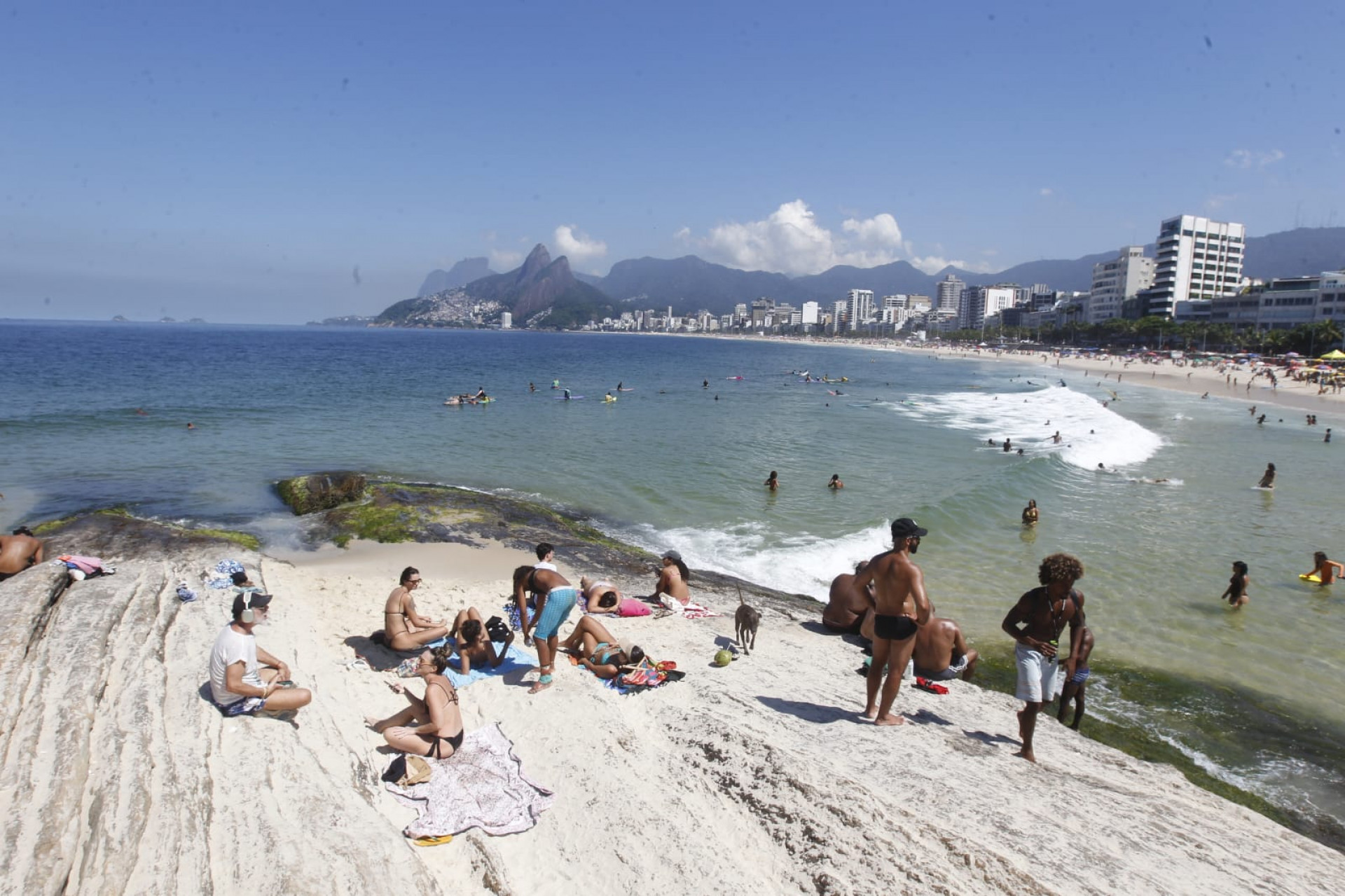 Cariocas e turistas aproveitaram Praia do Arpoador, na Zona Sul, nesta sexta-feira (27) - Reginaldo Pimenta / Agência O Dia