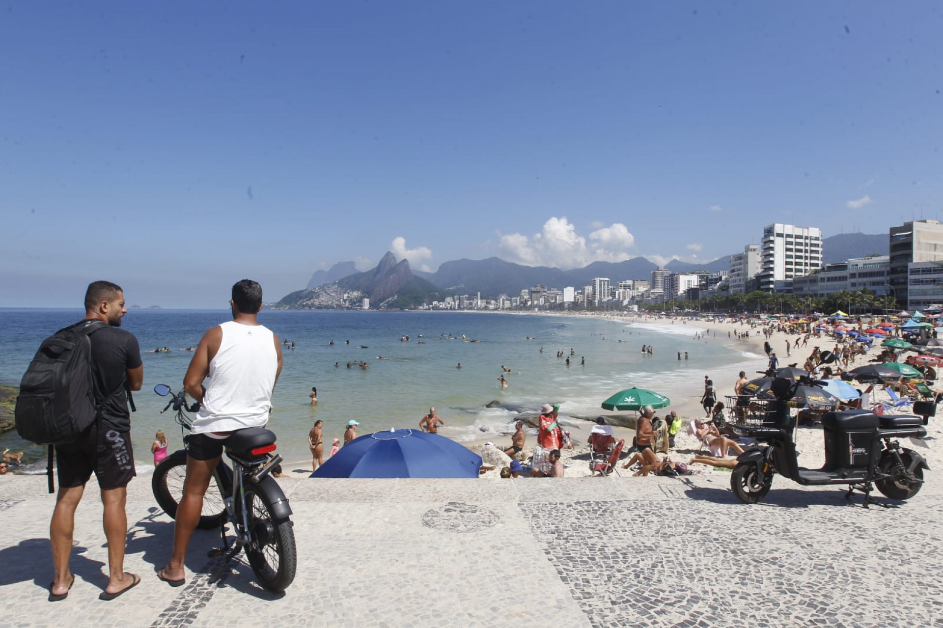 Cariocas e turistas aproveitaram Praia do Arpoador, na Zona Sul, nesta sexta-feira (27) - Reginaldo Pimenta / Agência O Dia