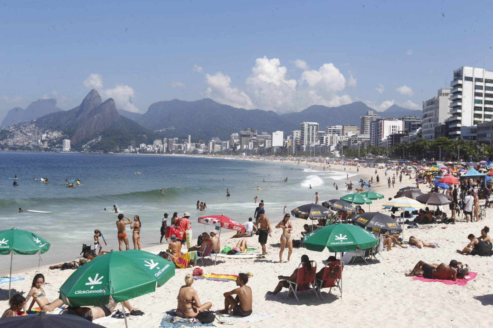 Cariocas e turistas aproveitaram Praia do Arpoador, na Zona Sul, nesta sexta-feira (27) - Reginaldo Pimenta / Agência O Dia