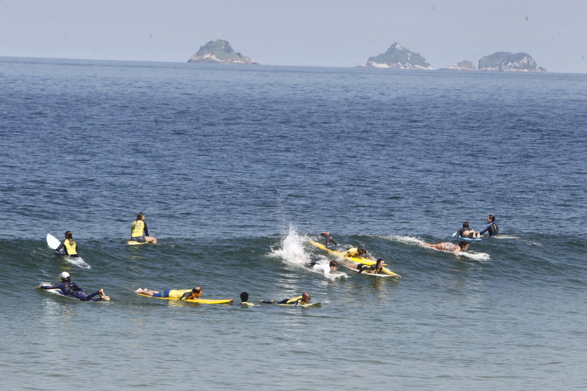 Cariocas e turistas aproveitaram Praia do Arpoador, na Zona Sul, nesta sexta-feira (27) - Reginaldo Pimenta / Agência O Dia