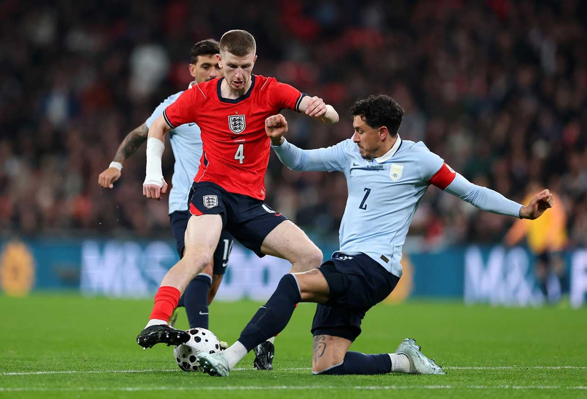 Uruguai arranca empate no fim contra a Inglaterra em Wembley