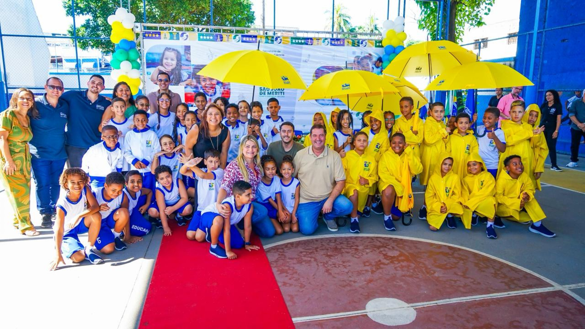 Alunos de Meriti recebem kit chuva e peças de inverno com novos uniformes
