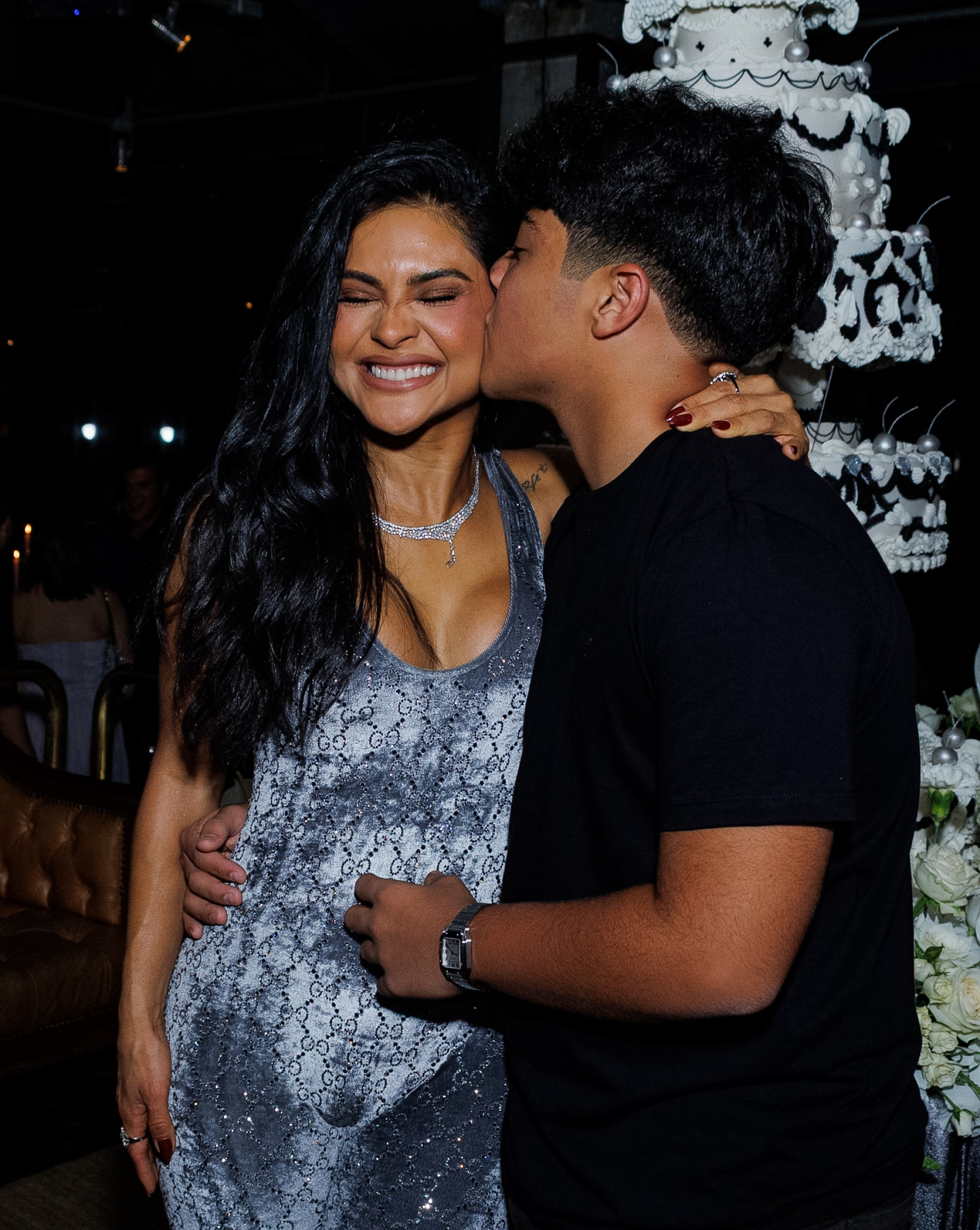 Mileide Mihaile reúne convidados em jantar para celebrar 37 anos