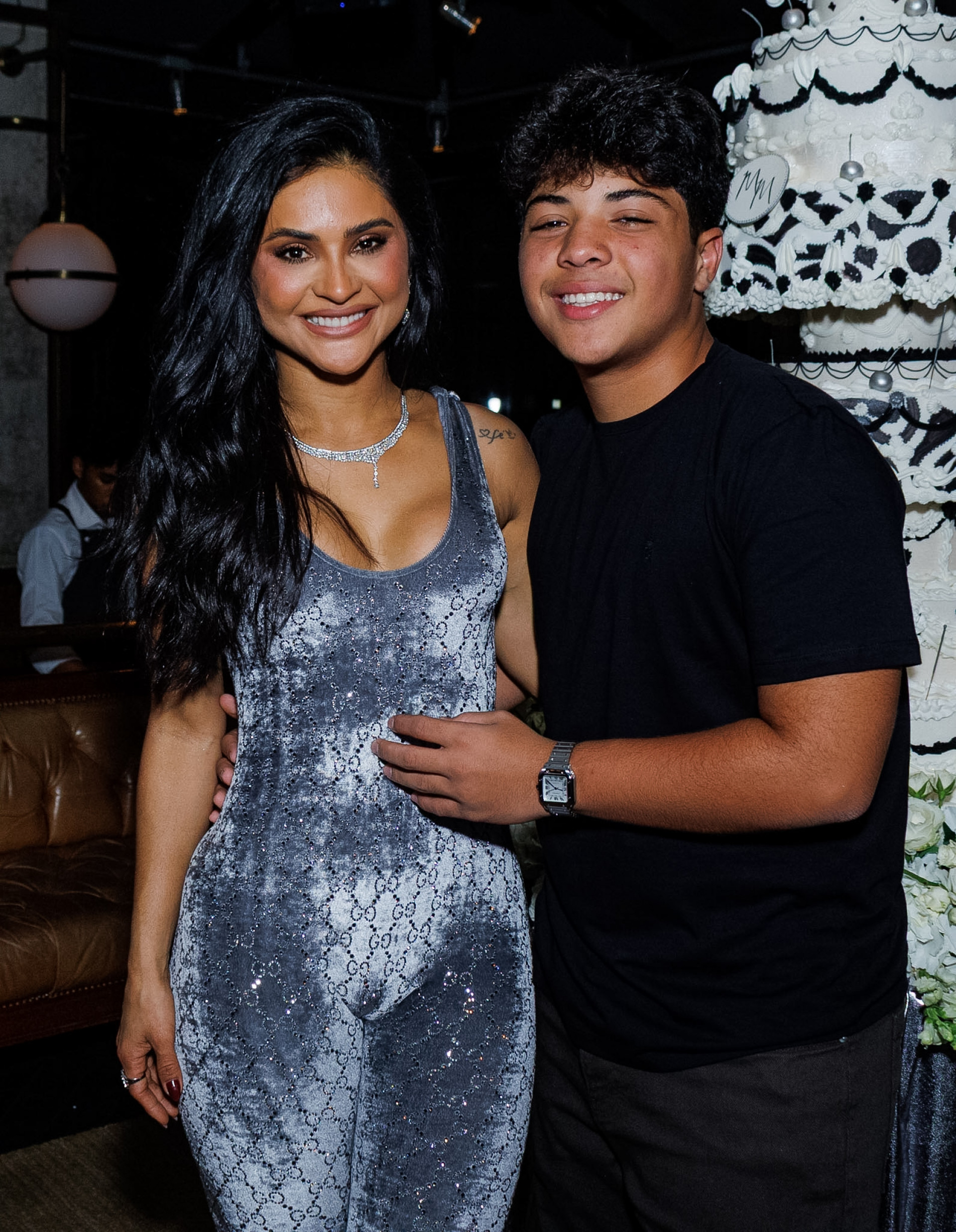 Mileide Mihaile reúne convidados em jantar para celebrar 37 anos