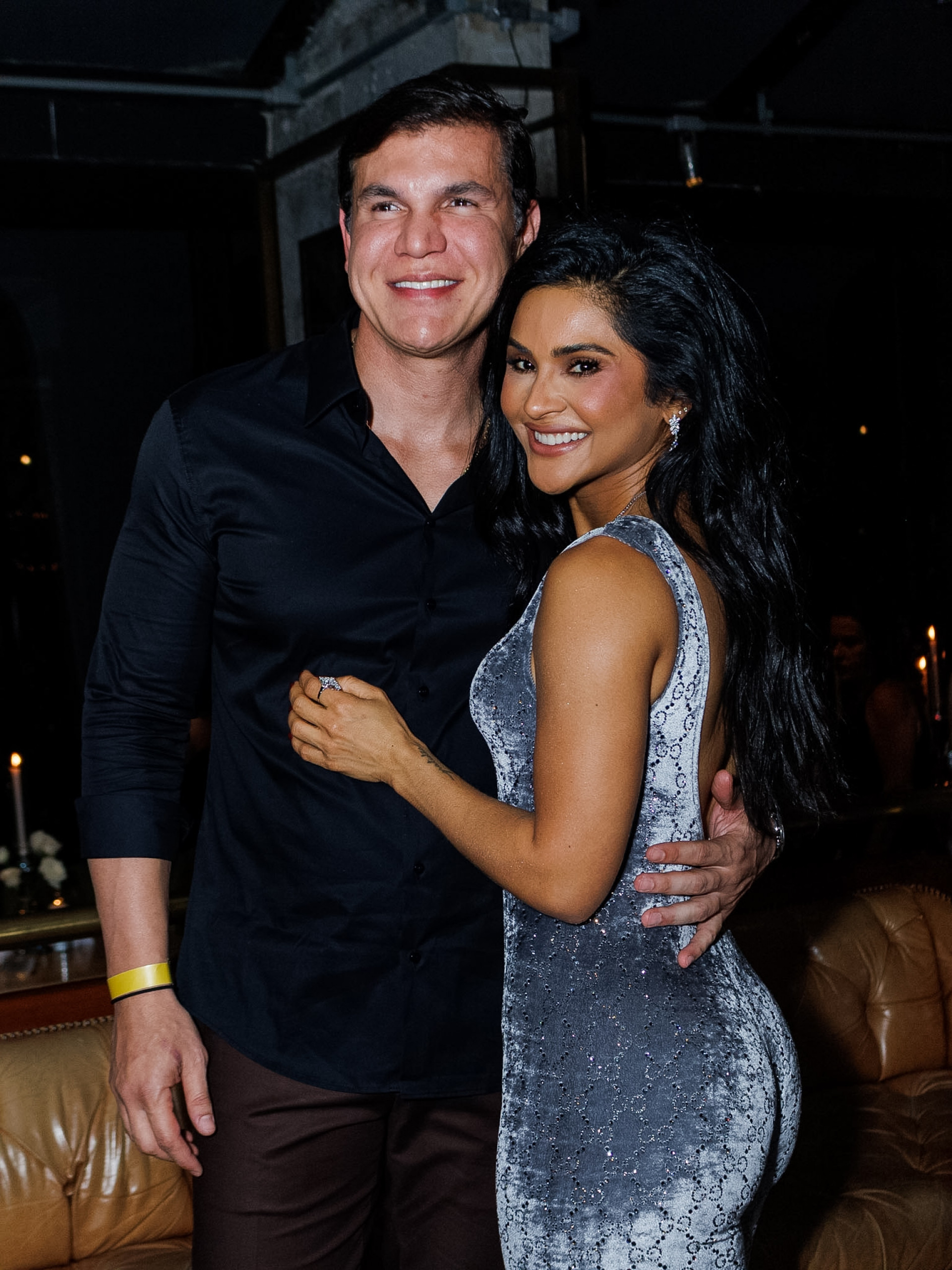 Mileide Mihaile reúne convidados em jantar para celebrar 37 anos