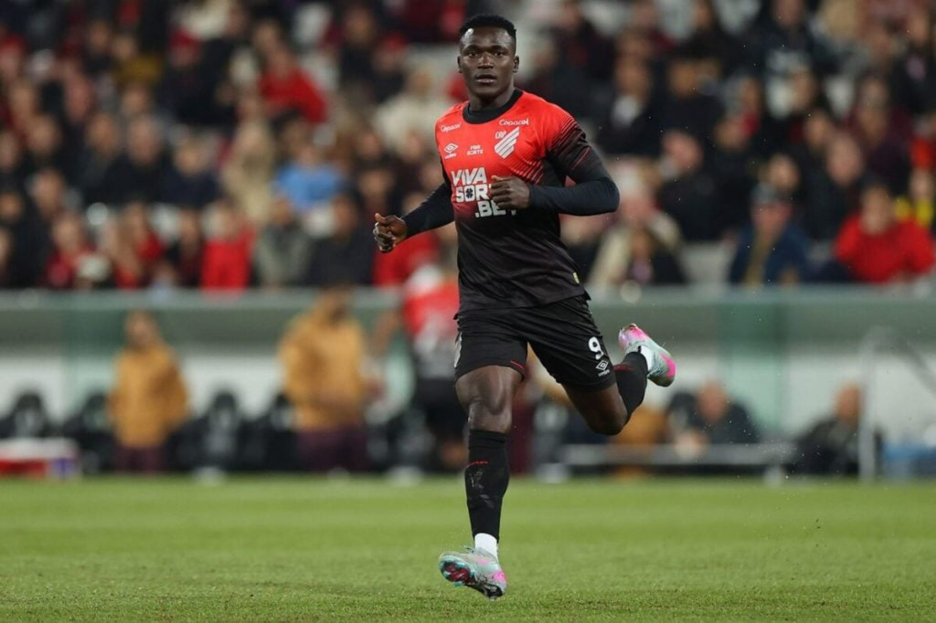 Flamengo monitora atacante Viveros, do Athletico-PR