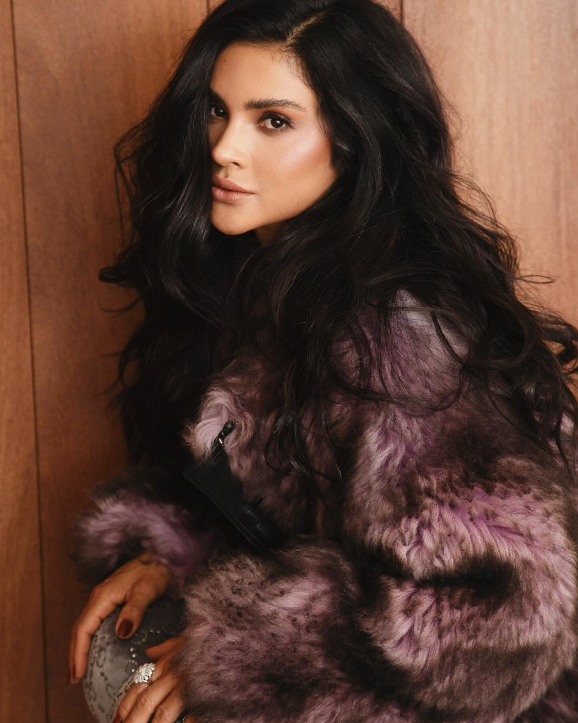 A influenciadora usou um macacão cinza da Gucci avaliado em cerca de R$ 27,9 mil