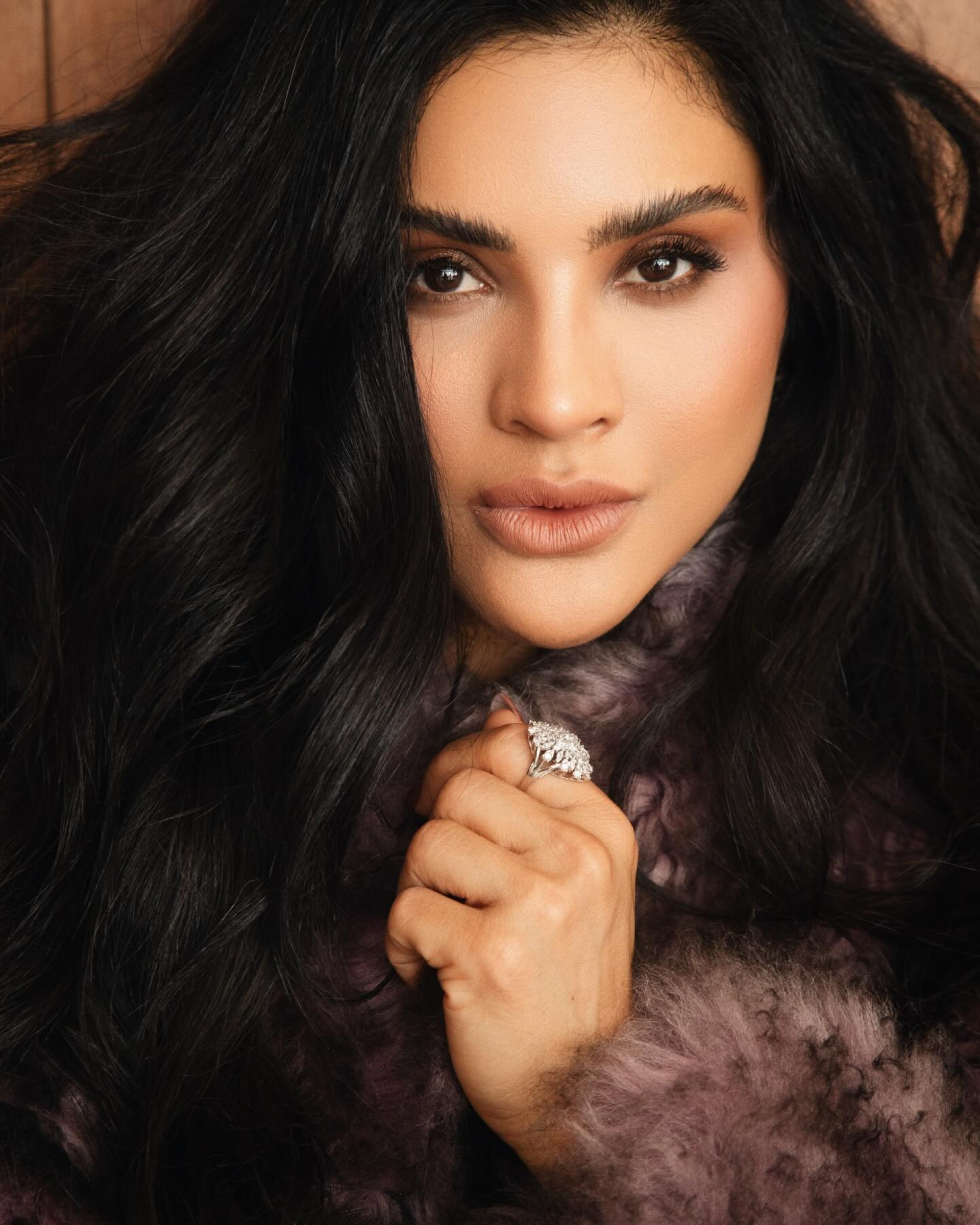 A influenciadora usou um macacão cinza da Gucci avaliado em cerca de R$ 27,9 mil