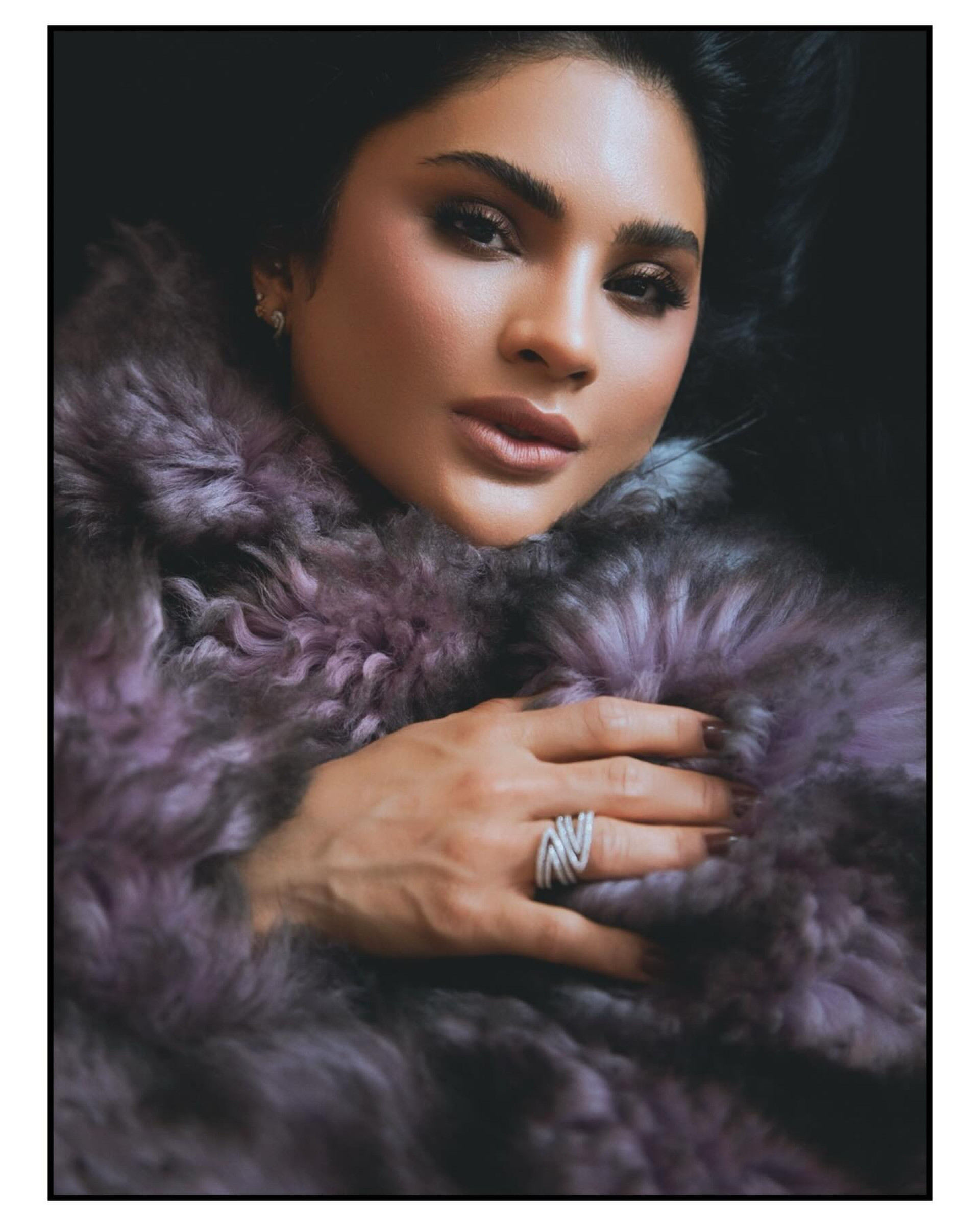 A influenciadora usou um macacão cinza da Gucci avaliado em cerca de R$ 27,9 mil