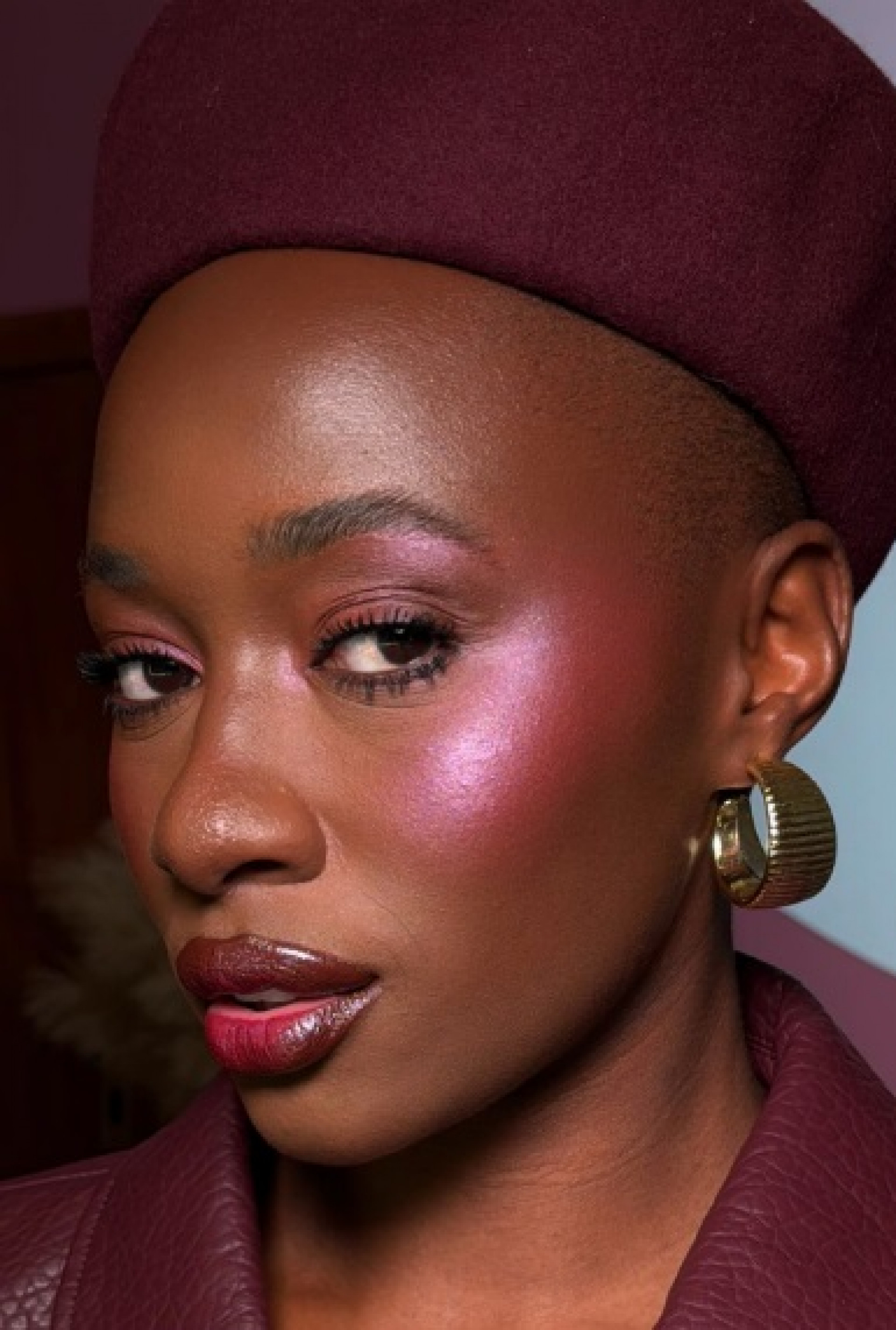 Influenciadora Mirella Qualha usa o blush para valorizar os contornos do rosto - Reprodução do Instagram