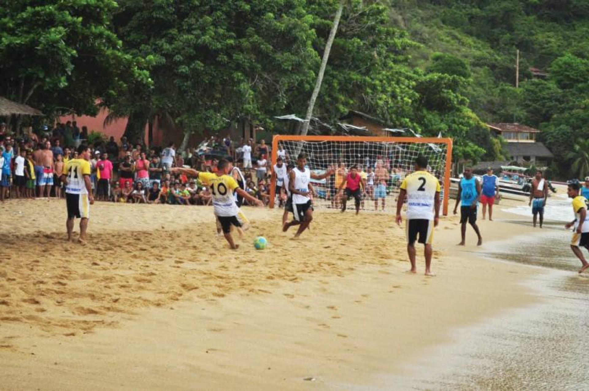 Futebol de areia agita o final de semana em Paraty