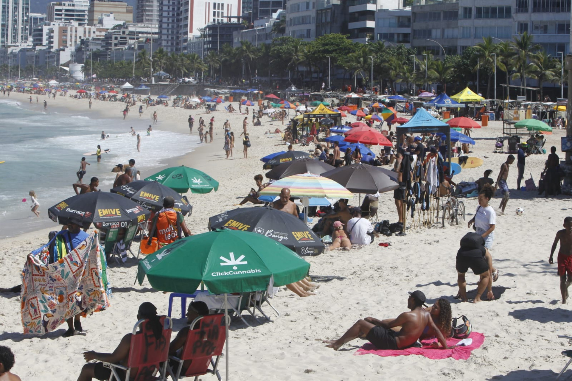 Praia do Arpoador registrou grande movimento nesta sexta-feira (27) - Reginaldo Pimenta / Agência O Dia