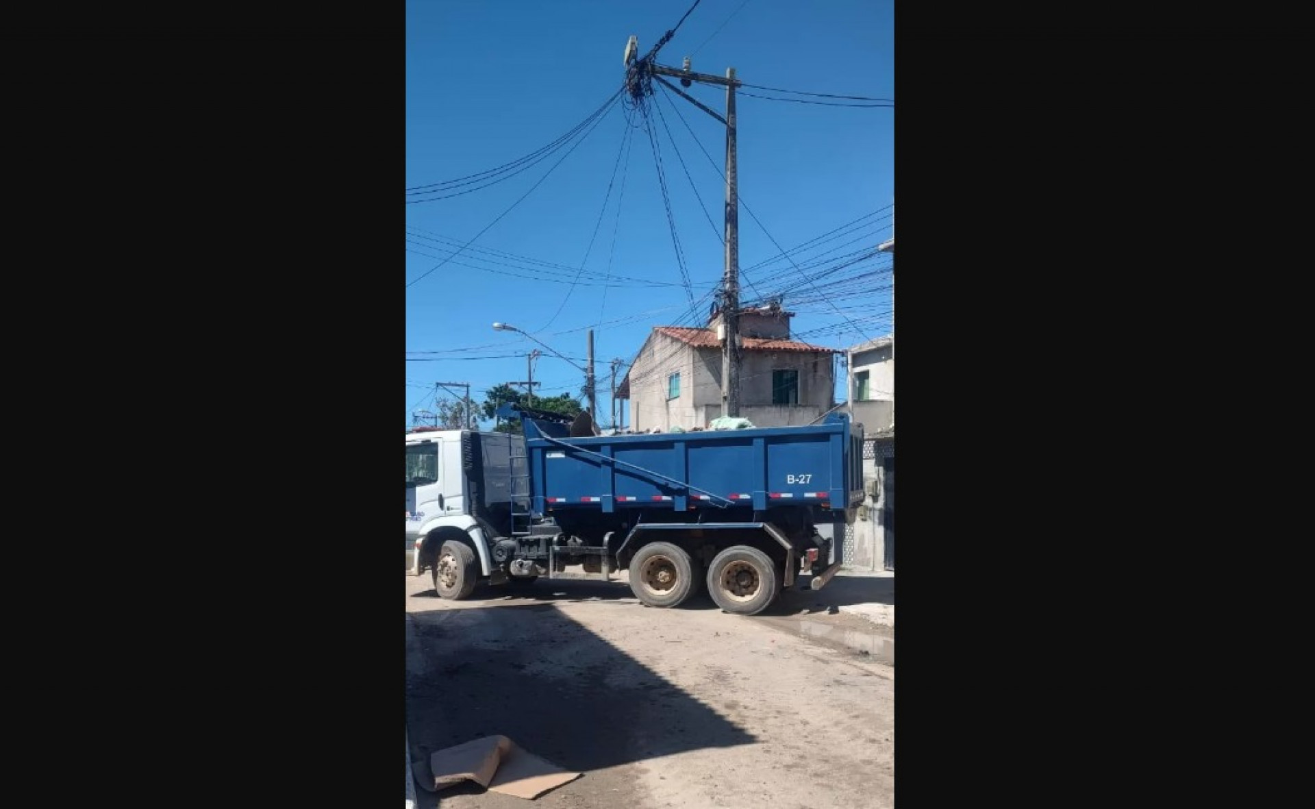 Mais de 50 toneladas de lixo já foram retiradas de casa em Cabo Frio