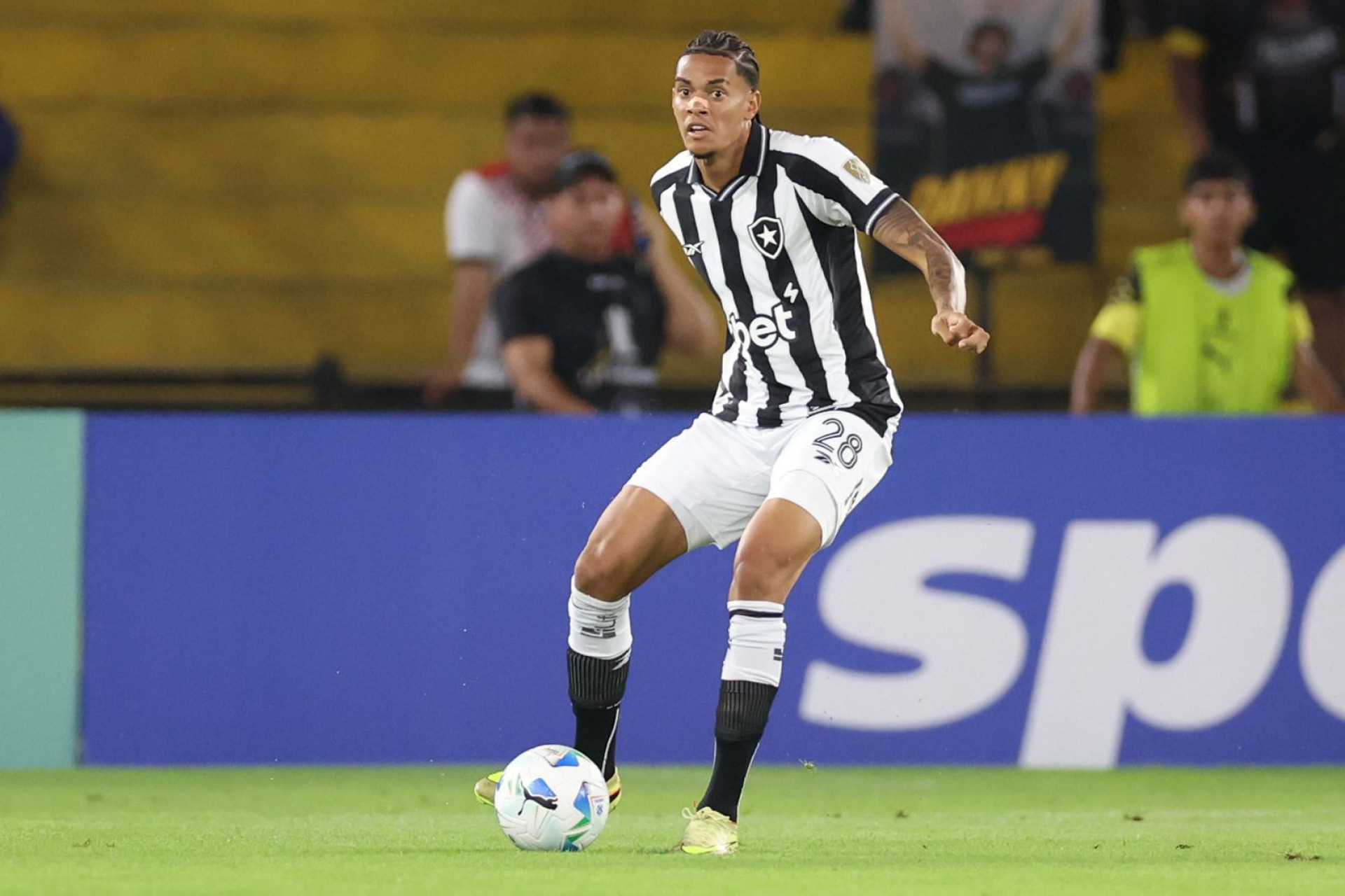 Botafogo encaminha venda do volante Newton ao Santos