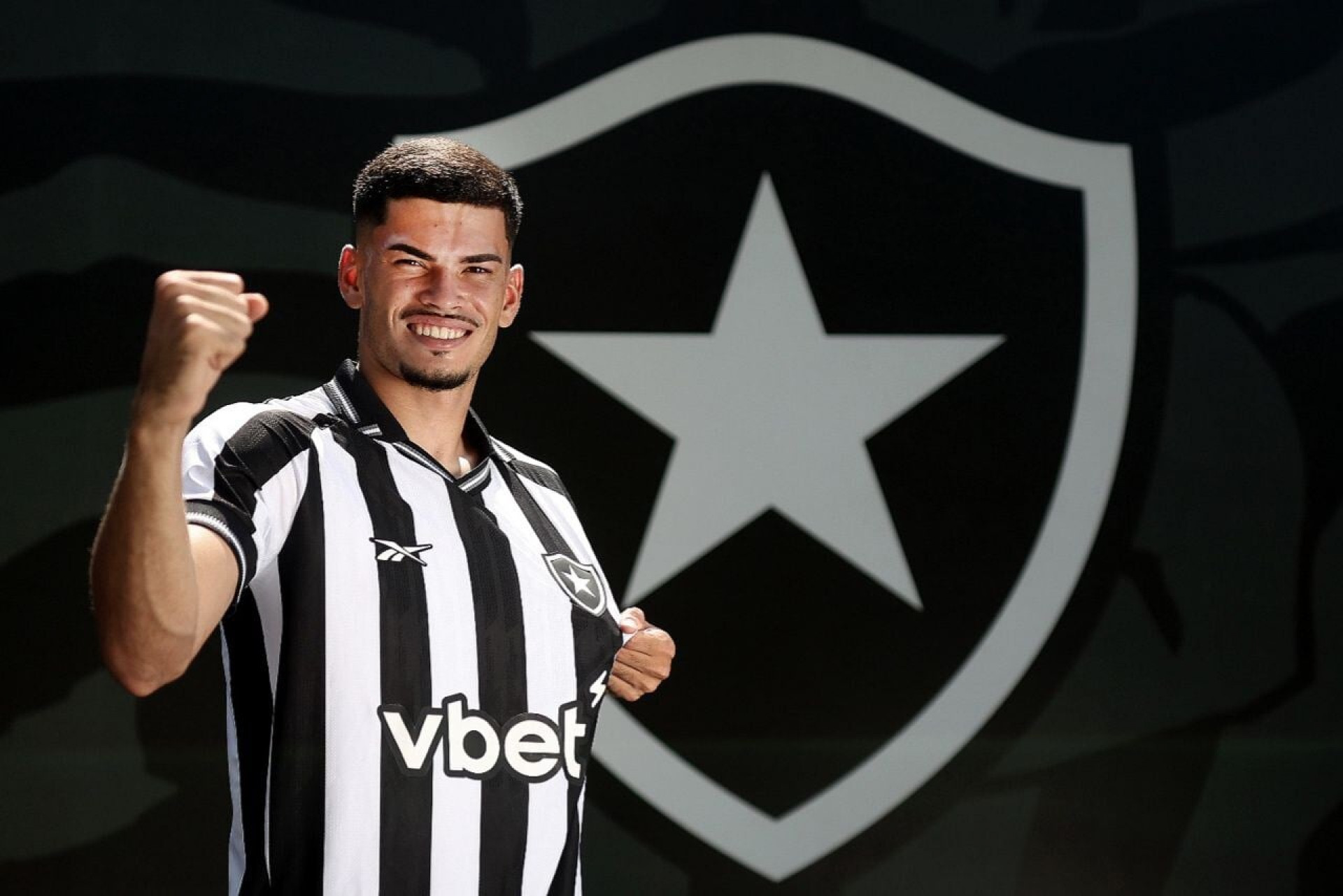 Botafogo anuncia contrata&ccedil;&atilde;o de Anthony