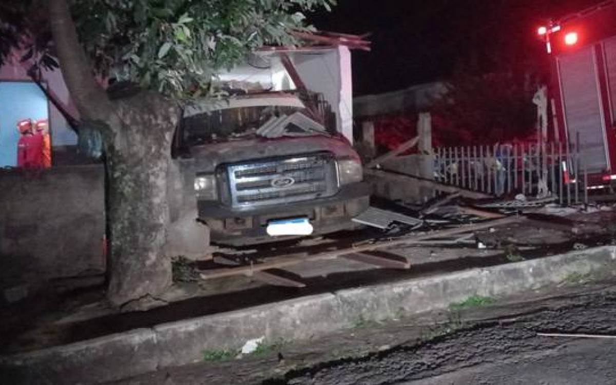 Duas mulheres morrem após caminhonete invadir casa em MT